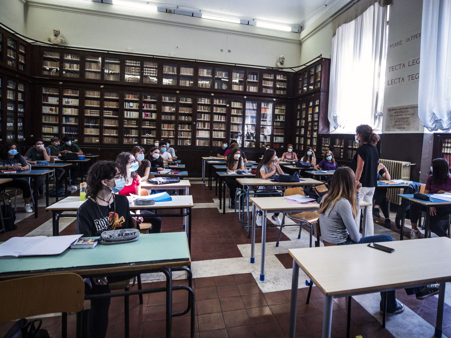 Una clase organizada en una antigua biblioteca del colegio en Roma. (EFE)