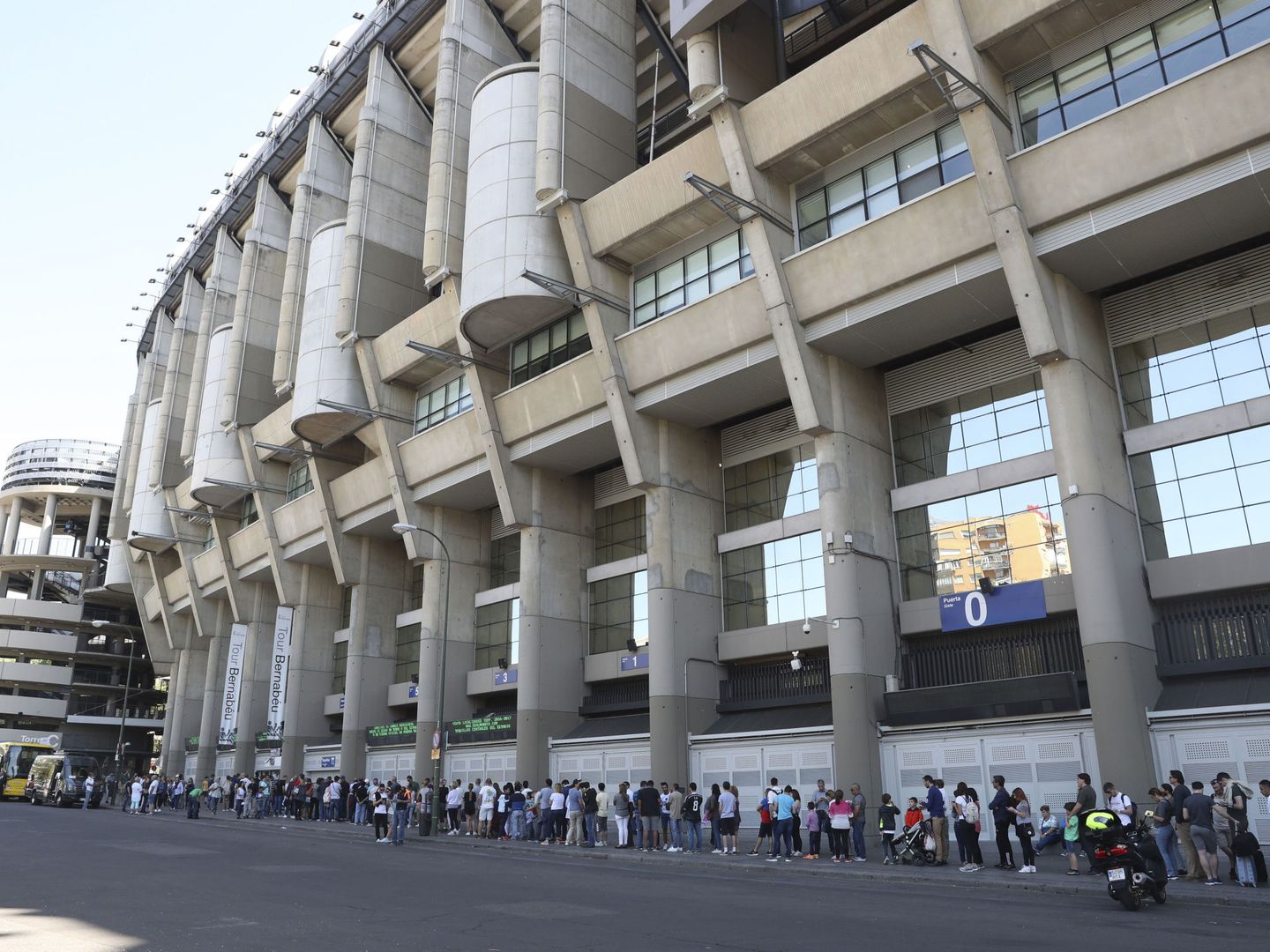 Imagen de largas colas para acceder al Tour del Bernabéu. (Efe)