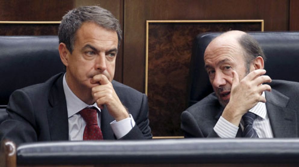 Foto: Zapatero se estrella con la 'ley Sinde' y despide el año con otra derrota
política