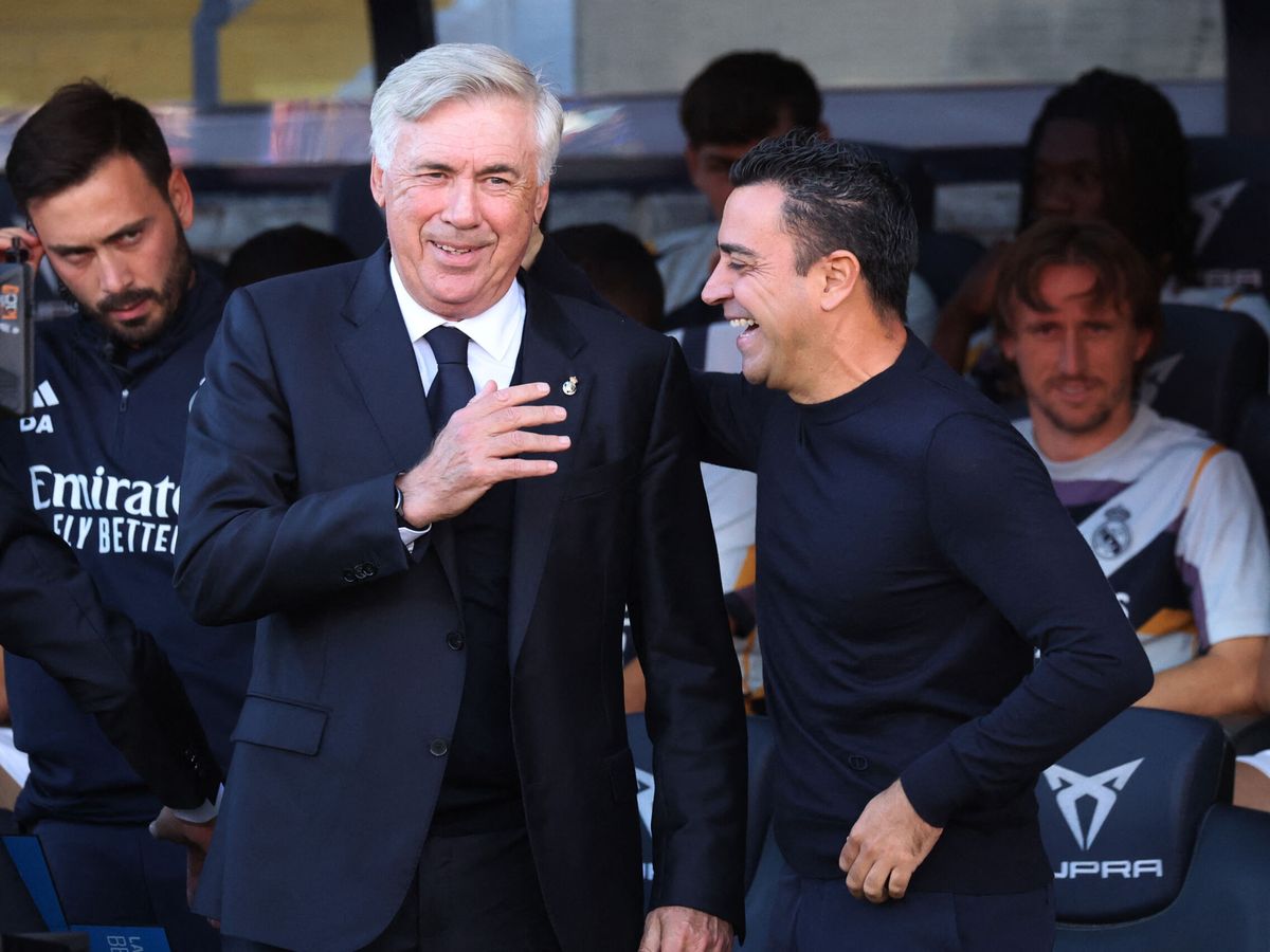 Foto: Carlo Ancelotti, junto a Xavi Hernández. (Reuters/Nacho Doce)