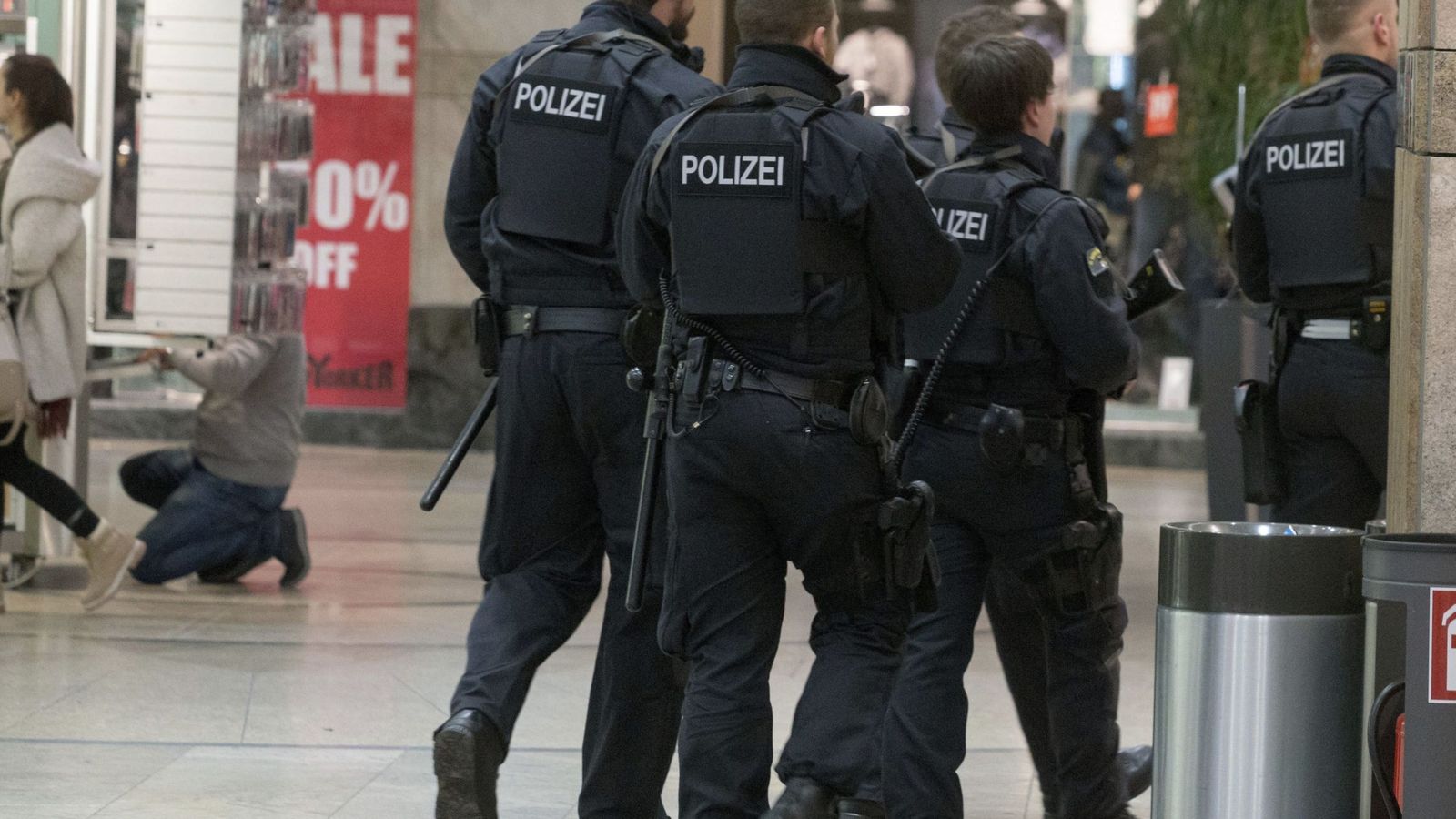 Foto: La policía alemana, en plena operación para detener a los kosovares (Efe).