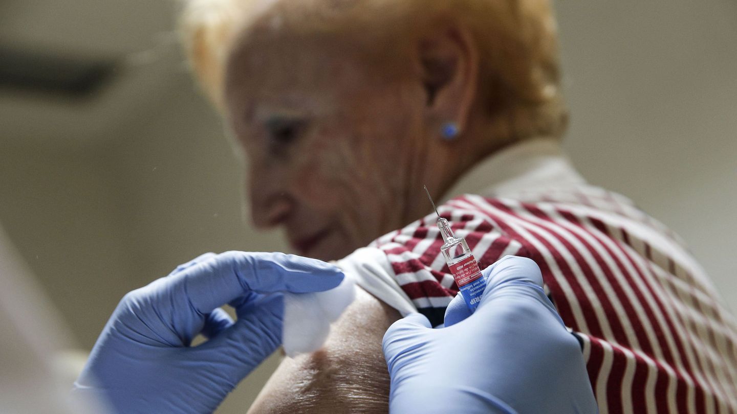 GRA141. VALENCIA, 24 10 2016.- Una mujer recibe una dosis de la vacuna de la gripe a una paciente esta mañana en el Centro de Salud Fuente San Luis (Valencia), en el inicio de la campaña de vacunación contra la gripe. EFE Manuel Bruque