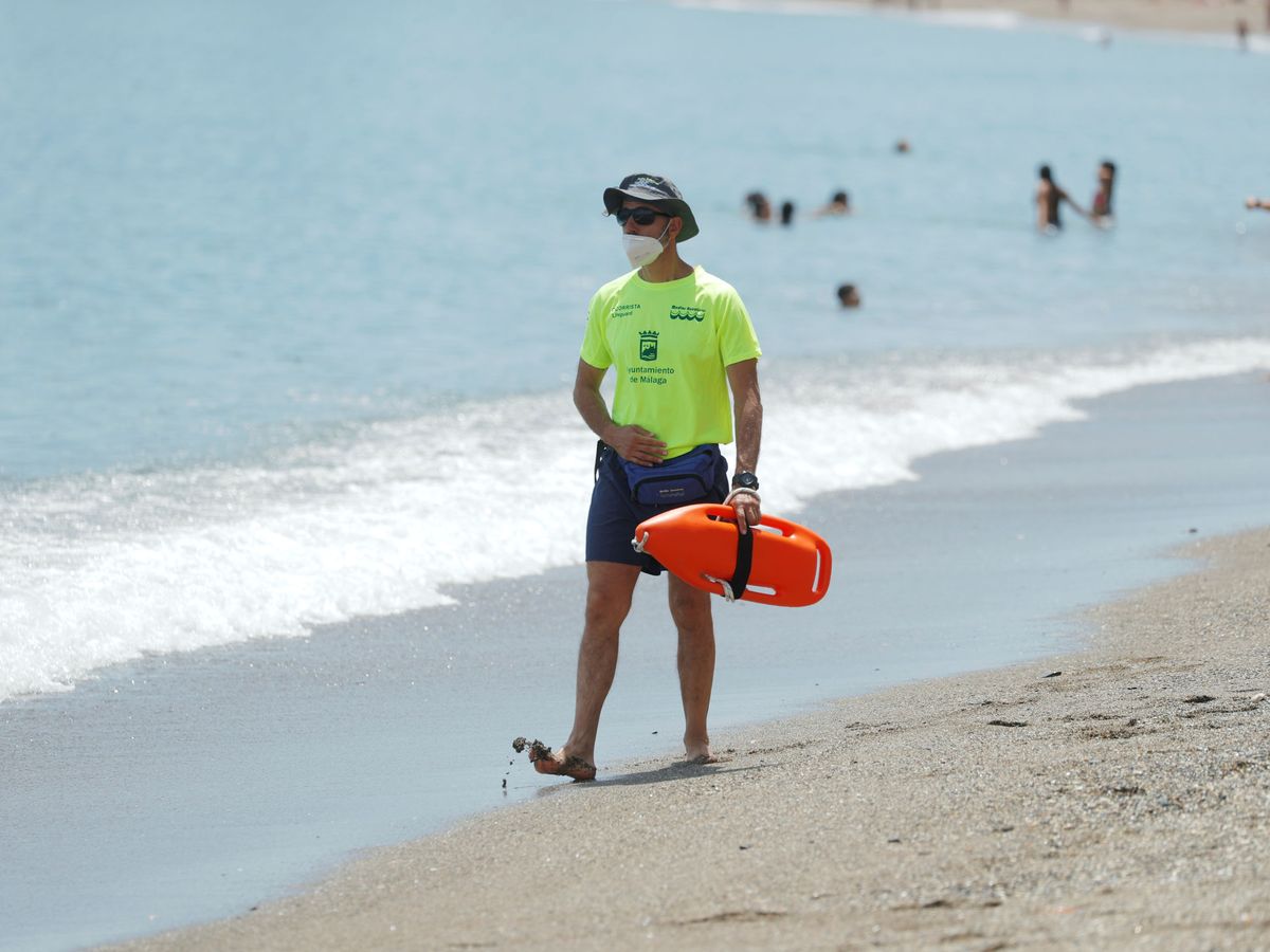 Foto: Un socorrista camina por la playa de La Malagueta. (Reuters)