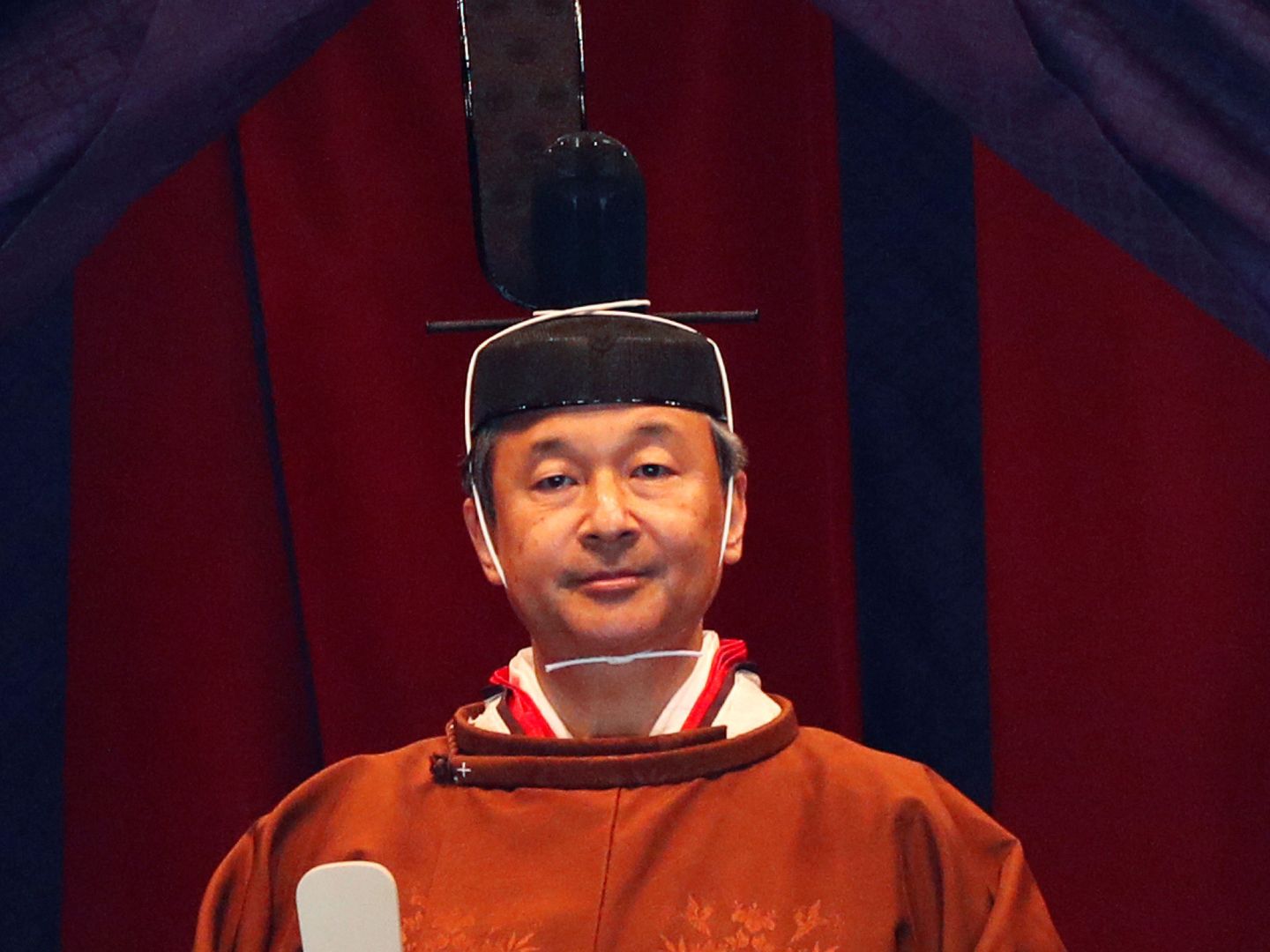 El emperador Naruhito dentro del Takamikura, el trono imperial. (Reuters)