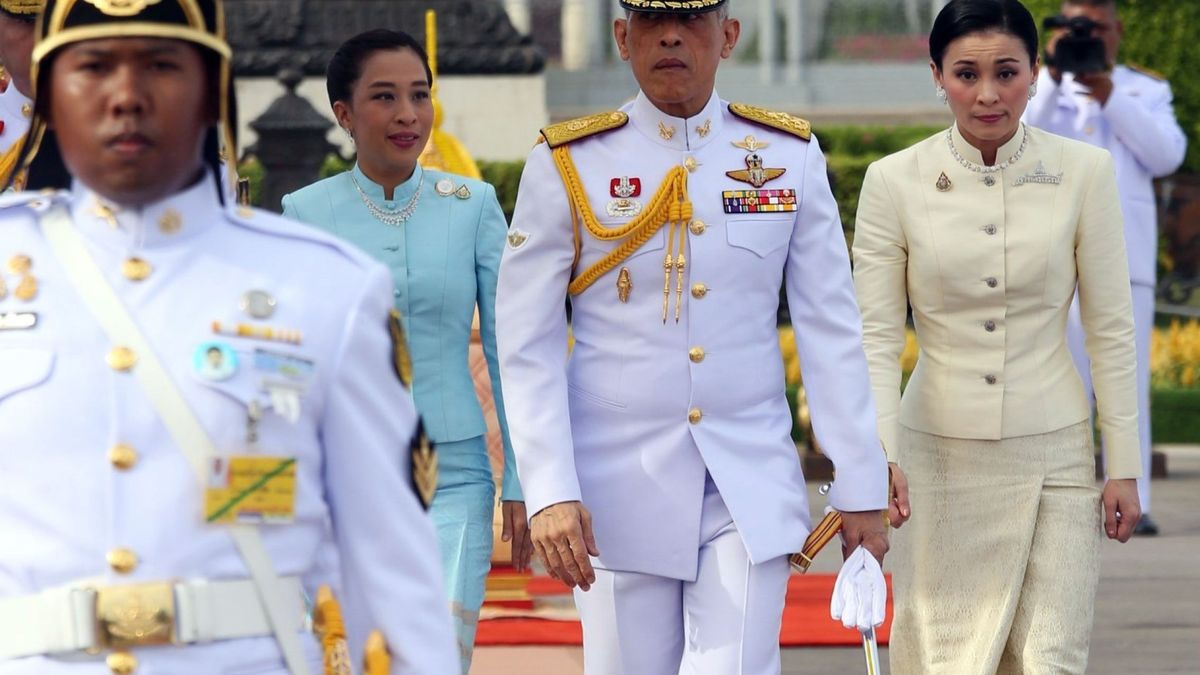 El violento regreso del rey de Tailandia a Europa: un fotógrafo paga las consecuencias