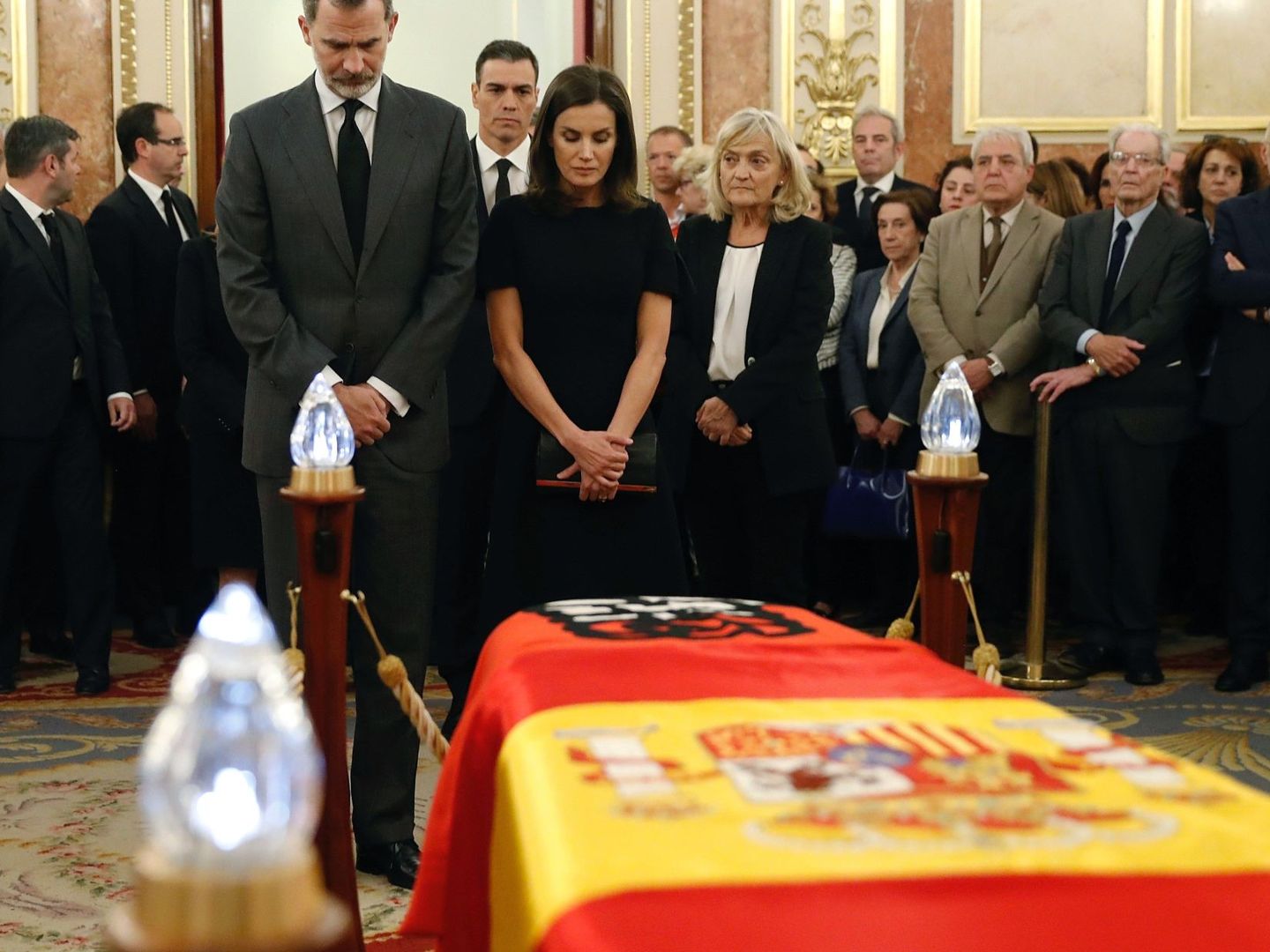 Los reyes de España durante la capilla ardiente de Alfredo Pérez Rubalcaba. (EFE)