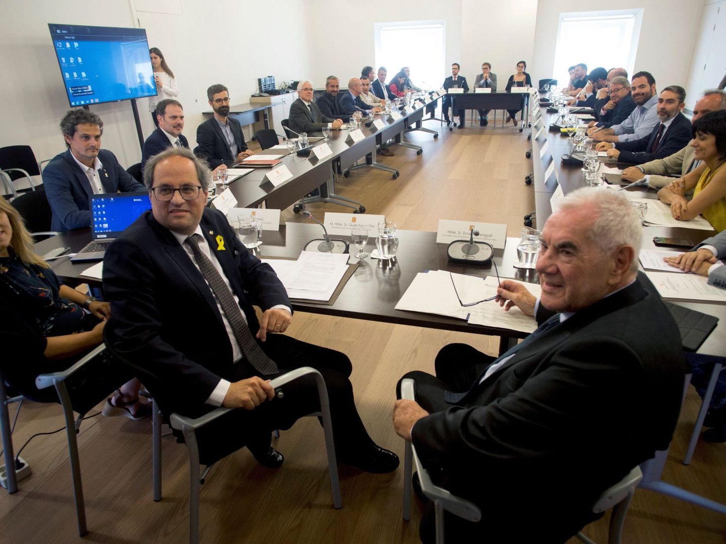 El presidente de la Generalitat, Quim Torra(2i), junto al conseller de Exteriores, Ernest Maragall (d) durante la primera reunión del pleno del Diplocat. (EFE)
