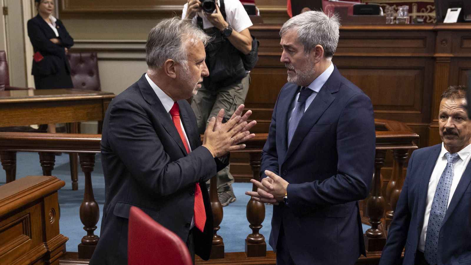 Ángel Víctor Torres conversa con Fernando Clavijo, su sucesor al frente del Ejecutivo regional. (EFE/Miguel Barreto)