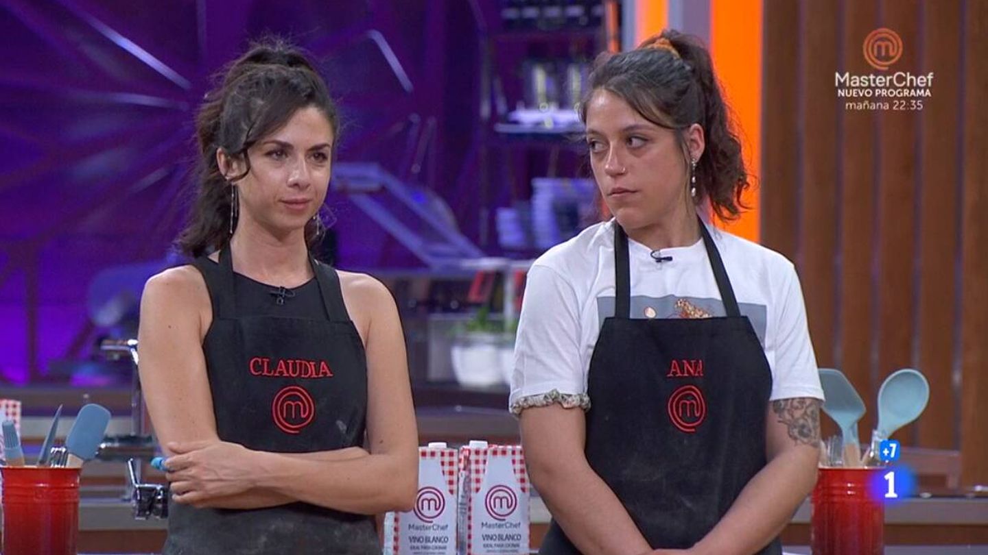 Claudia junto a Ana en 'MasterChef 11'. (RTVE)