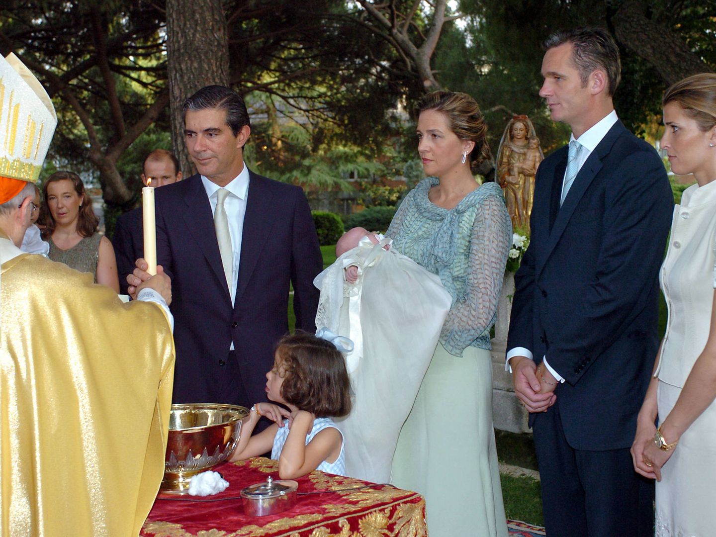 Rosario Nadal, los exduques de Palma y Pedro López Quesada, en el bautizo de Irene Urdangarin. (Getty)