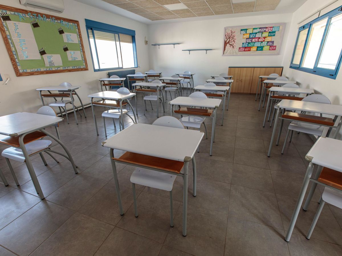 Foto: El aula vacía de un colegio español. (EFE) 