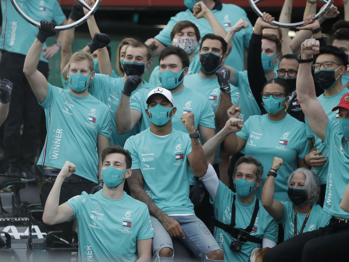 Foto: El equipo Mercedes celebraba en Imola su séptimo título, un hito histórico de la F1 (REUTERS)