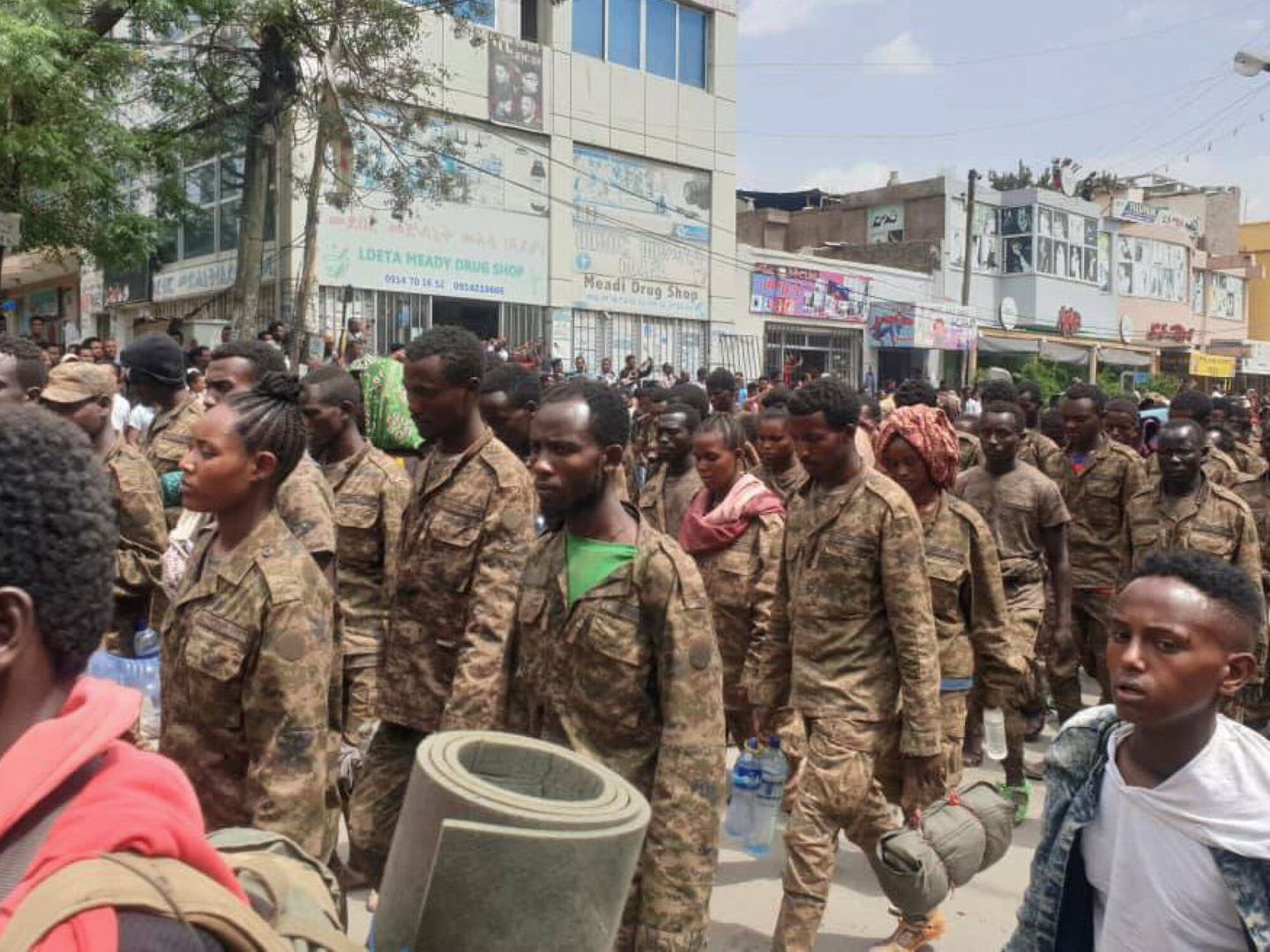 Soldados del gobierno etíope y prisioneros de guerra en uniforme militar recorren las calles de Mekelle, la capital de Tigray. (Reuters)
