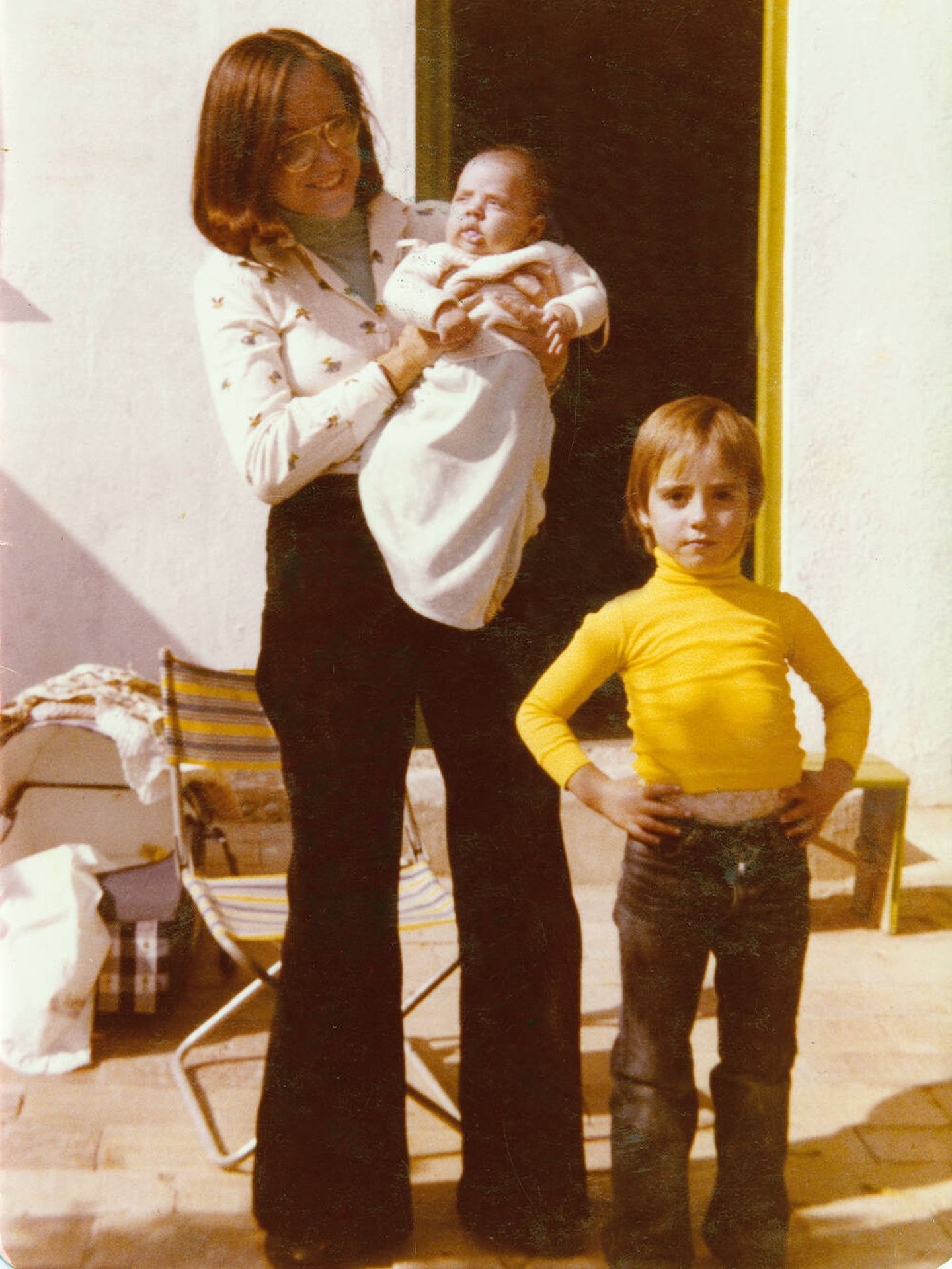 Carme, con casi cinco años, junto a su madre Esther, que sostiene a su hermana Mireia. (Cortesía)