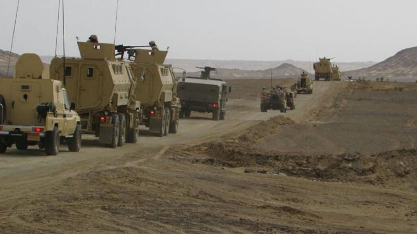 Vehículos militares egipcios en El Arish, en el norte del Sianí, en una imagen hecha pública por el Ministerio de Defensa el 4 de marzo de 2018. (Reuters)