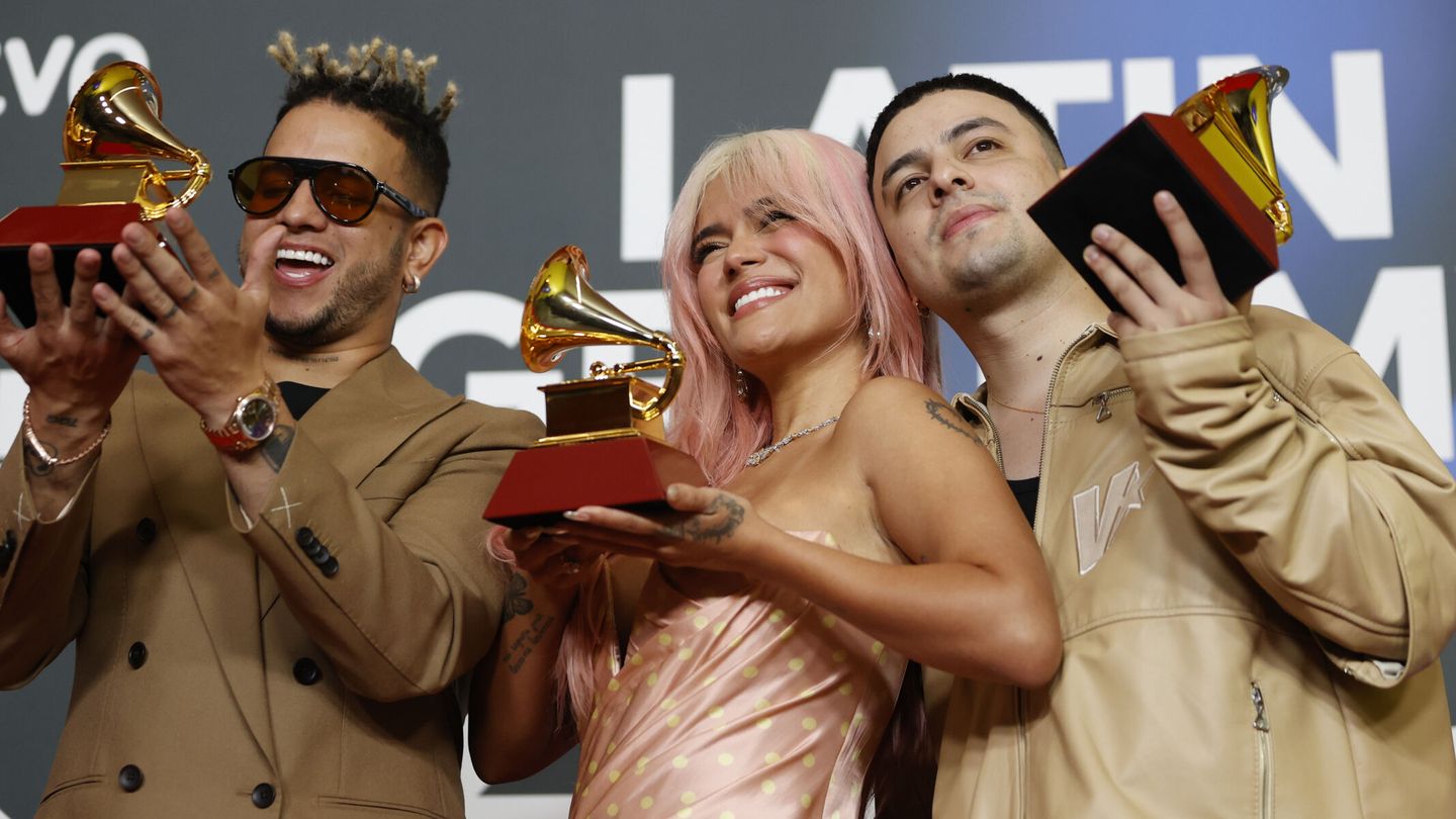 Los colombianos Ovy on the Drums, Karol G y Keityn posan con sus premios en la gala anual de los Latin Grammy. (EFE/Jorge Zapata) 