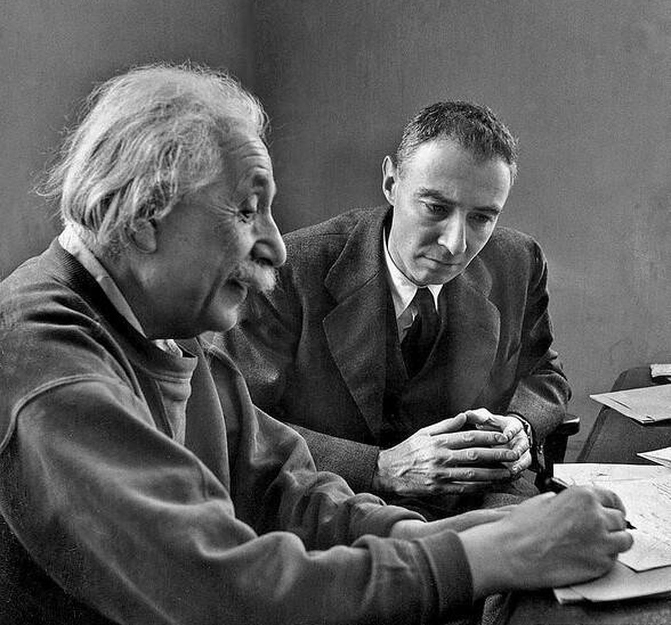 Albert Einstein y Robert Oppenheimer, en 1947.