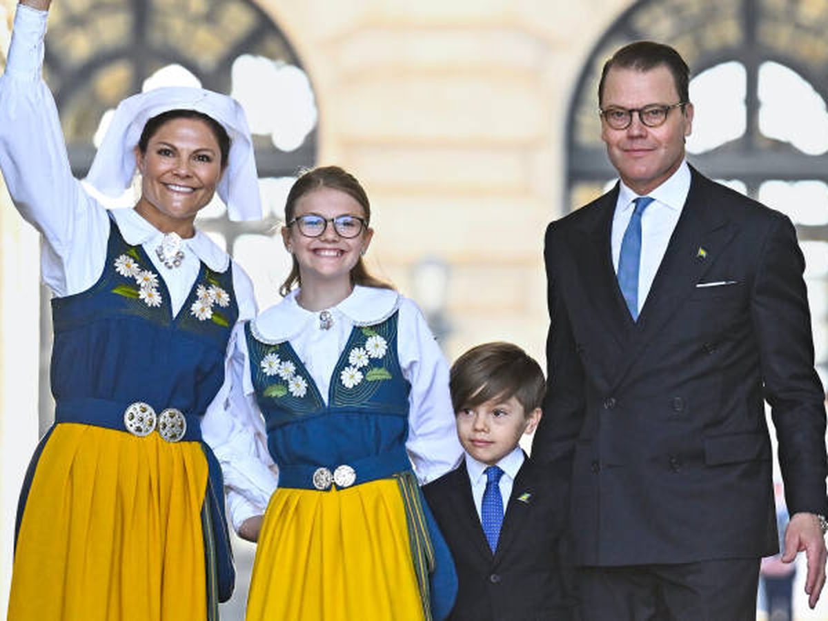 Foto: Victoria de Suecia, acompañada por su marido y sus hijos en el Día Nacional. (CP)