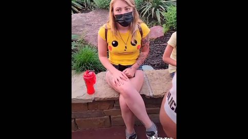 Vídeo | Amenazada en un parque de atracciones por llevar pantalones muy cortos