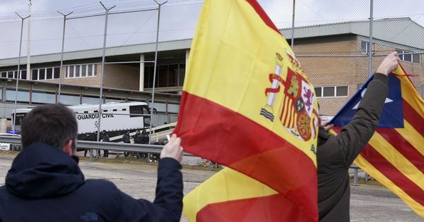 Foto: Una bandera española y una estelada.