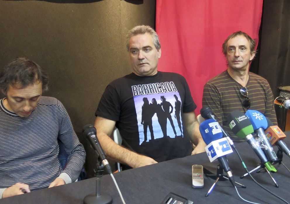 Foto: Fernando Madina, en el centro, durante la rueda de prensa que ofreció ayer en Madrid (EFE)