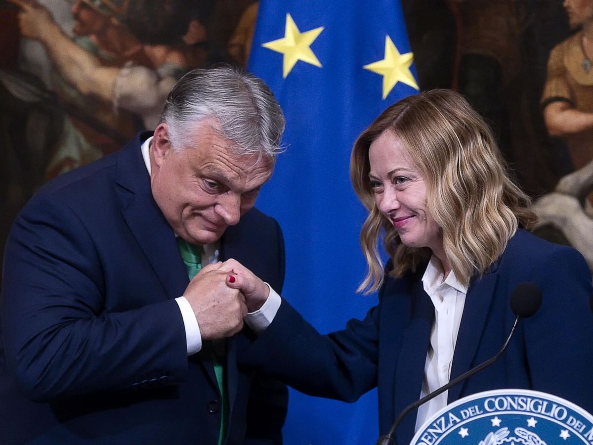 Foto: La primera ministro italiana, Giorgia Meloni, con el primer ministro húngaro, Viktor Órban. (EFE/EPA/Angelo Carconi)
