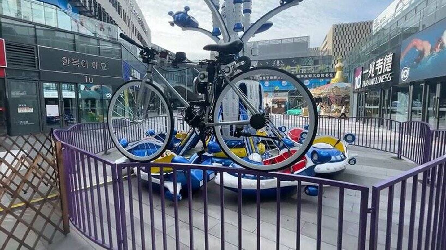 La bicicleta manteniendo el equilibrio como una funambulista. (Peng Zhihui) 