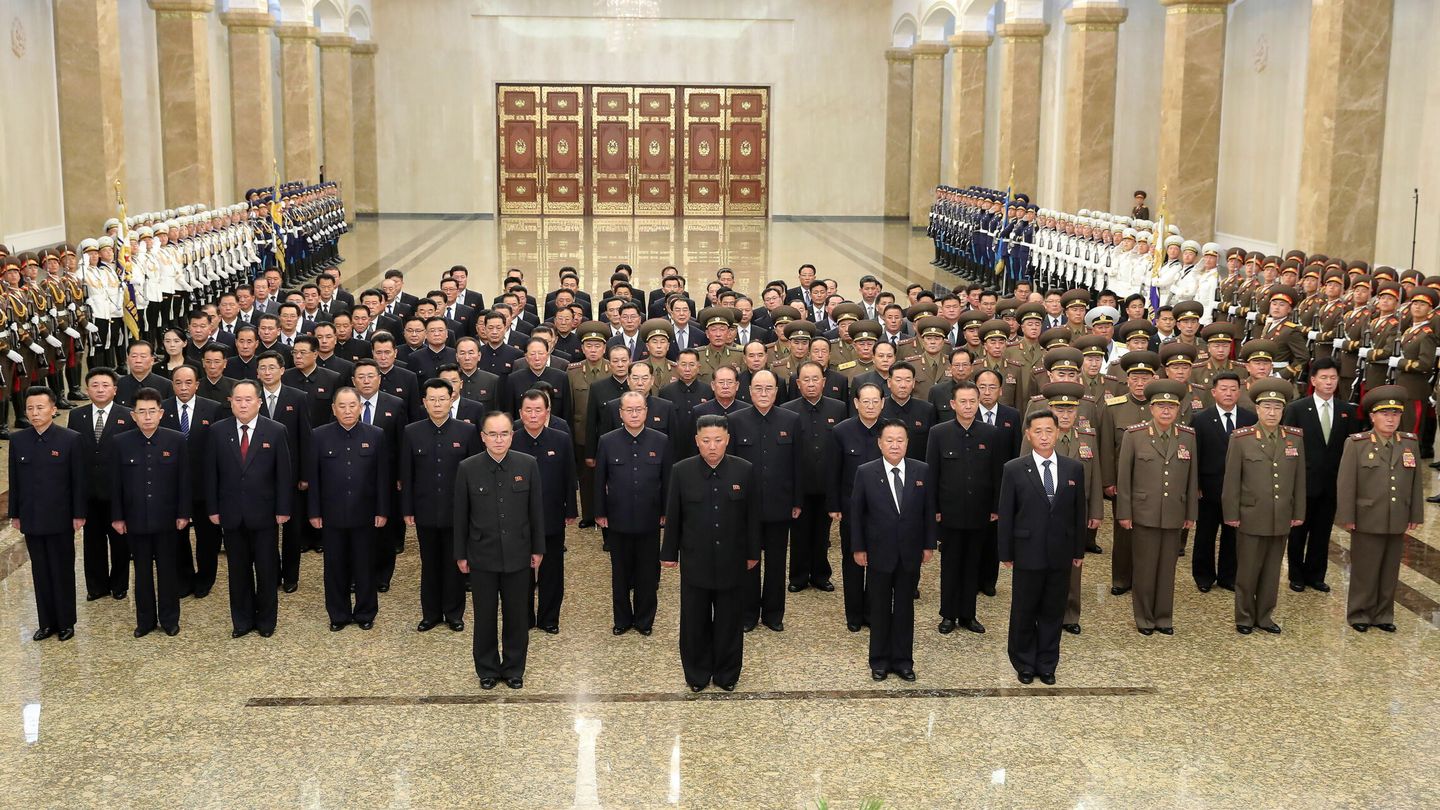 Kim Jong-un, acompañado por la cúpula del régimen, con un hueco vacío a su derecha. (Reuters)