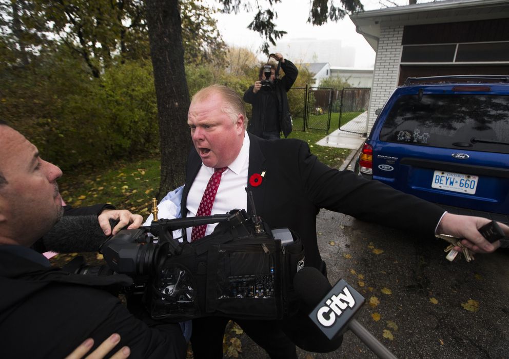 Foto: El alcalde de Toronto, Ron Ford, expulsa a un cámara de su propiedad (Reuters).