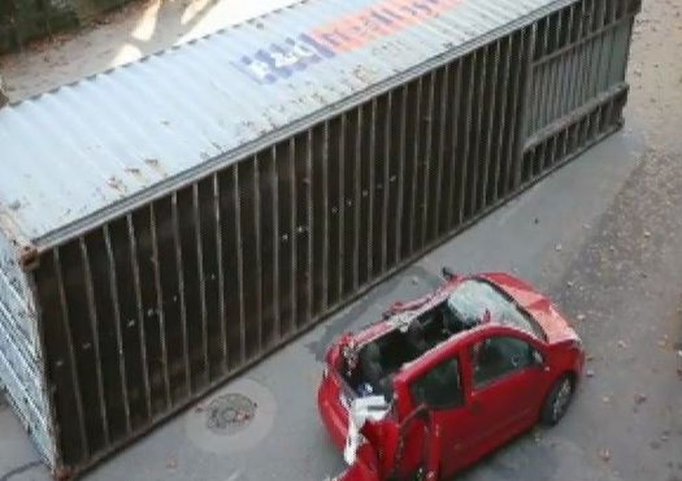 Foto: El coche del policía, junto al contenedor que le cayó encima
