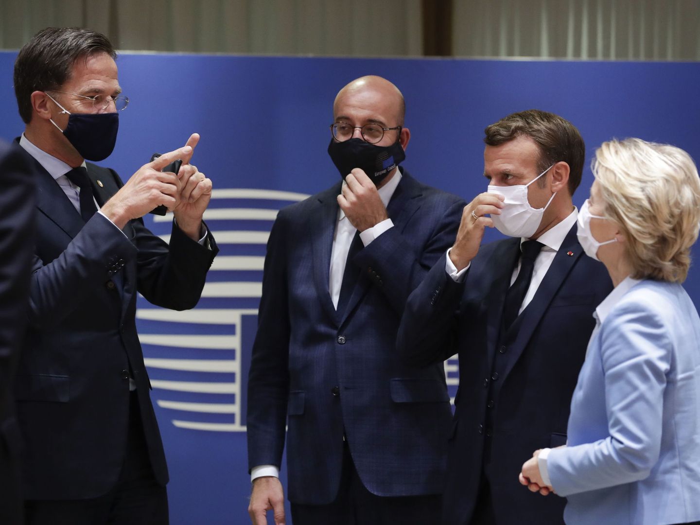 El primer ministro Mark Rutte, el presidente del Consejo Europeo Charles Michel, el presidente francés Emmanuel Macron y la presidenta de la Comisión Europea, Ursula von der Leyen (EFE)