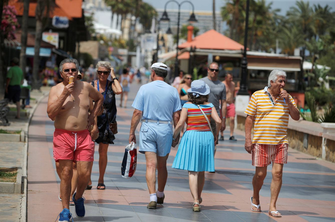 Turistas pasean en verano en Torremolinos. (Reuters)