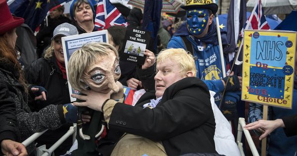 Foto: Un manifestante disfrazado de Boris Johnson durante una protesta de trabajadores del NHS, en Londres. (Reuters)