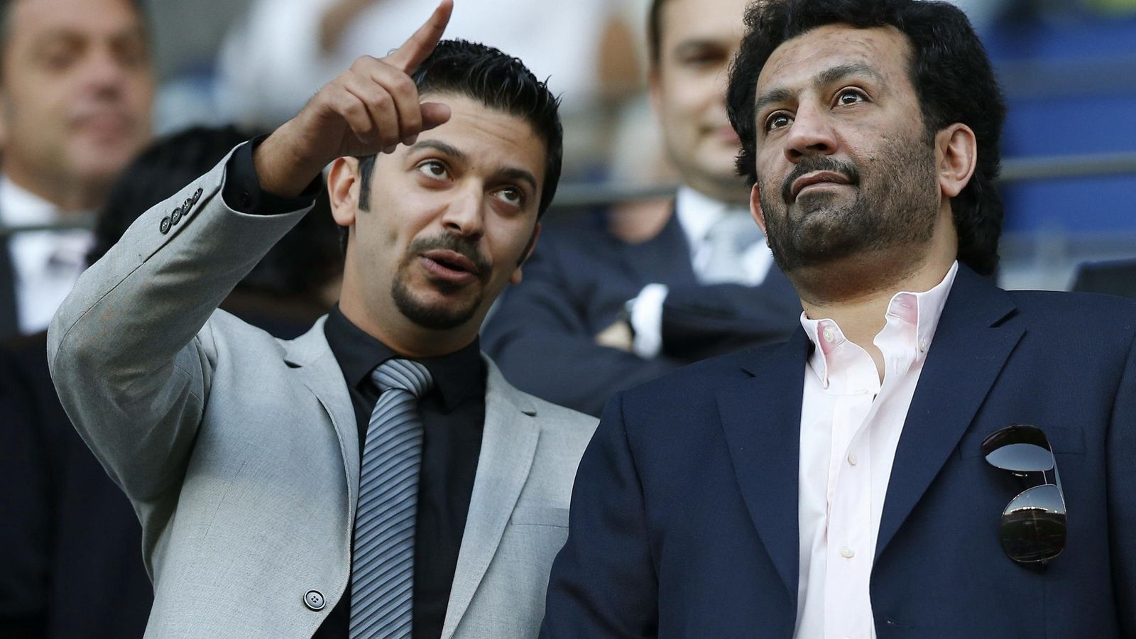 Foto: El jeque Abdullah Al Thani, a la derecha, durante un partido de Liga (EFE)