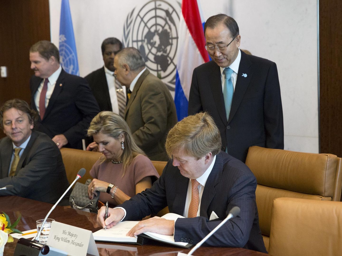 Guillermo y Máxima de Holanda con Ban Ki-moon en una reunión de la ONU en Nueva York. (Reuters)