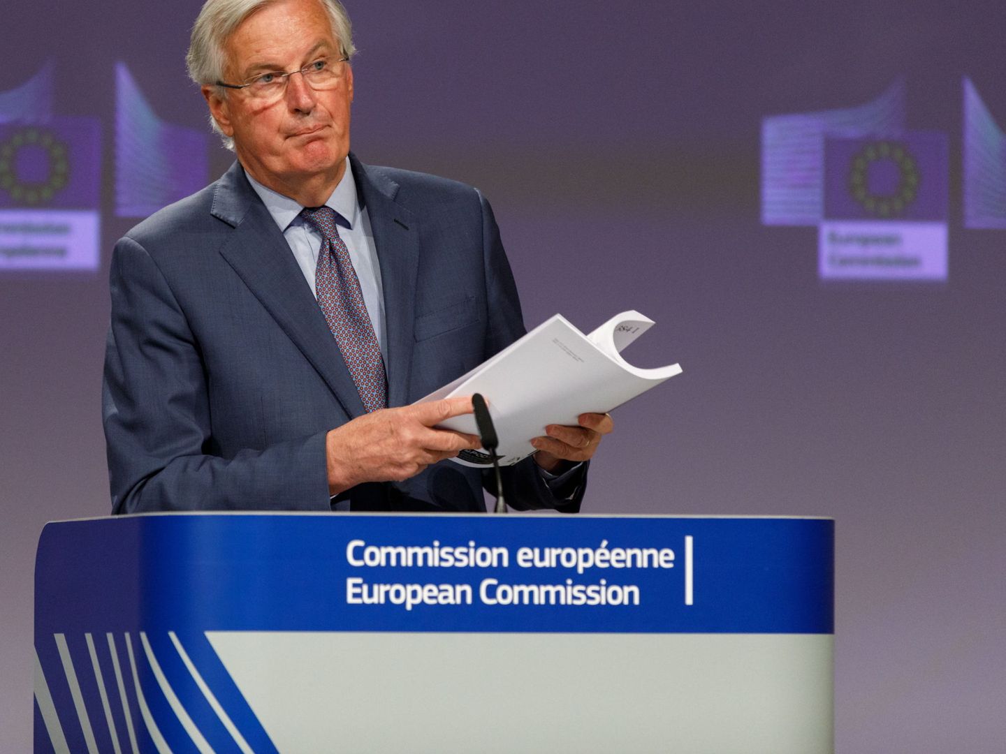 Michel Barnier, negociador jefe del Brexit, con uno de los documentos de la negociaciones. (EFE)