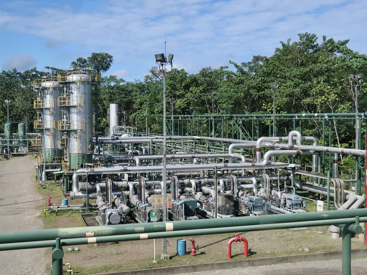 Foto:  Vista de una planta de procesamiento de petróleo. (EFE/Fernando Gimeno)