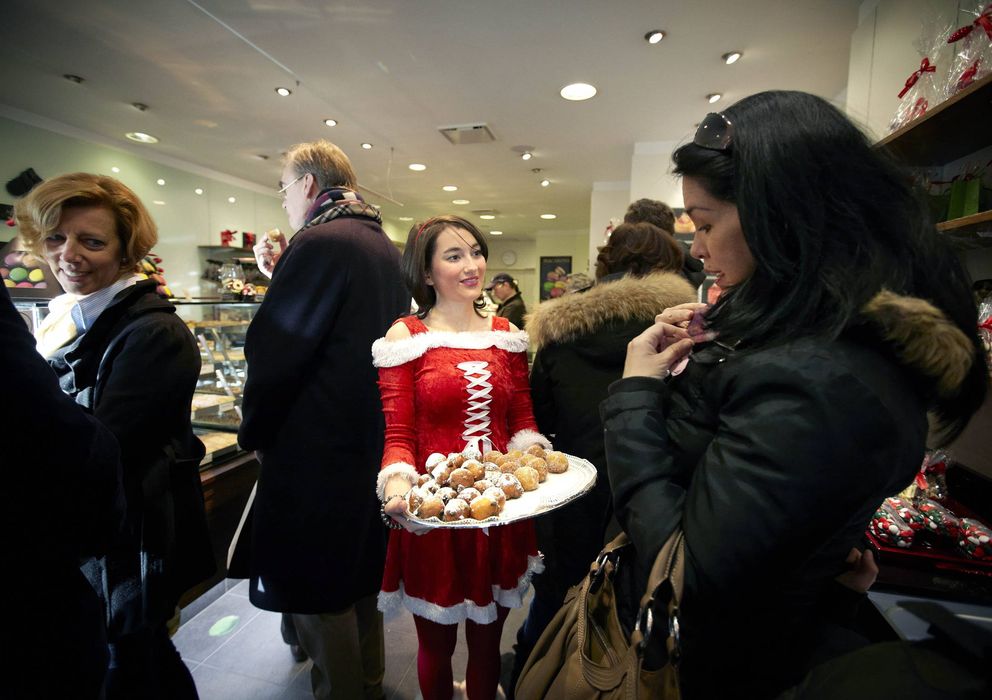 Foto: Una joven sirve postres navideños en una pastelería. (EFE)