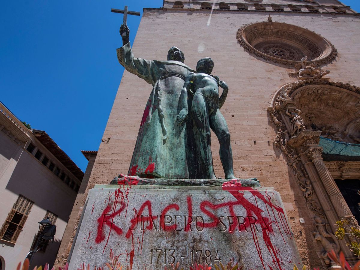 Foto: La estatua de Fray Junípero en Palma de Mallorca, con la pintada 'racista' (EFE)