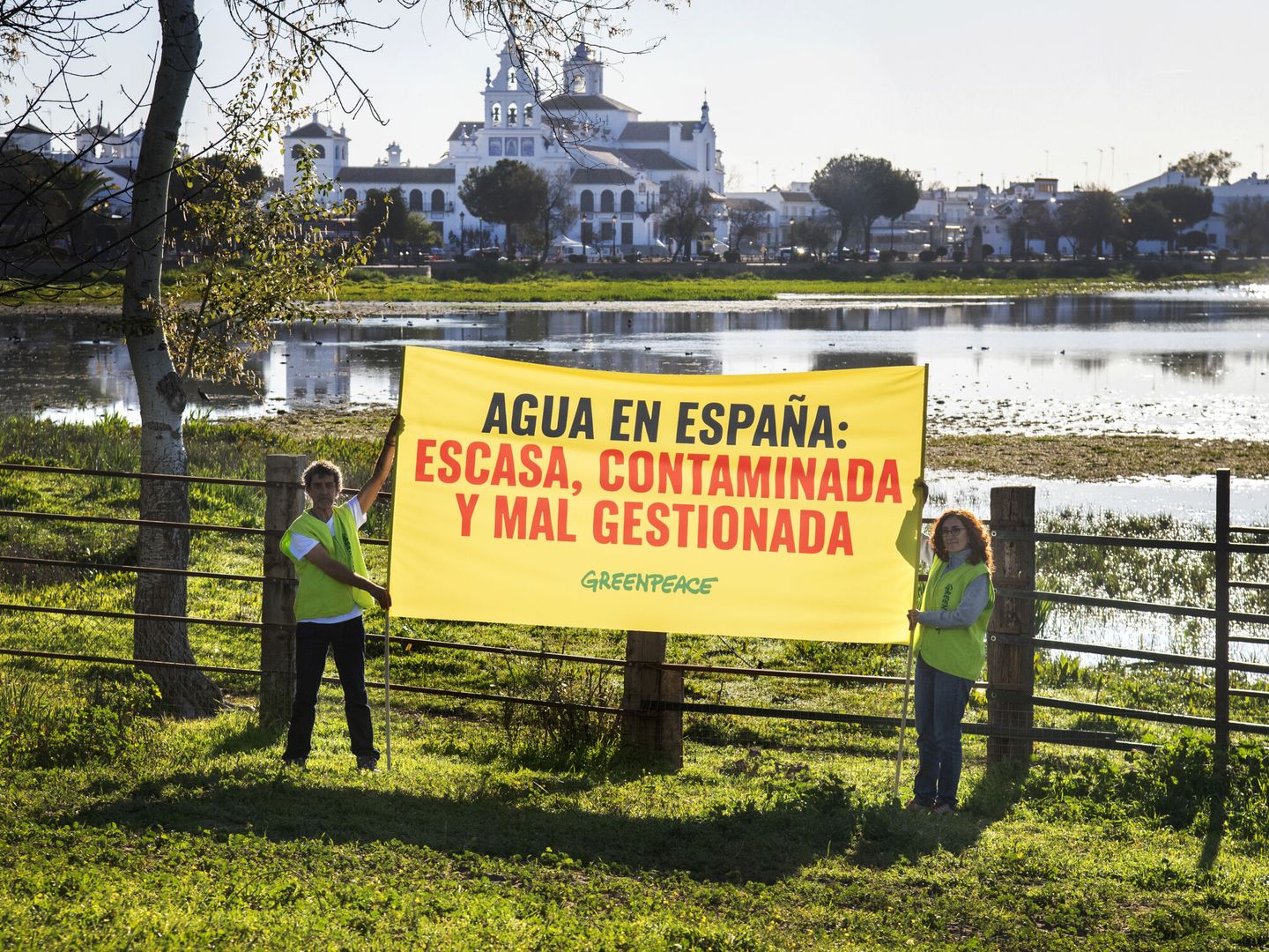 Una protesta de Greenpeace en las marismas de El Rocío, en pleno parque de Doñana. (EFE)