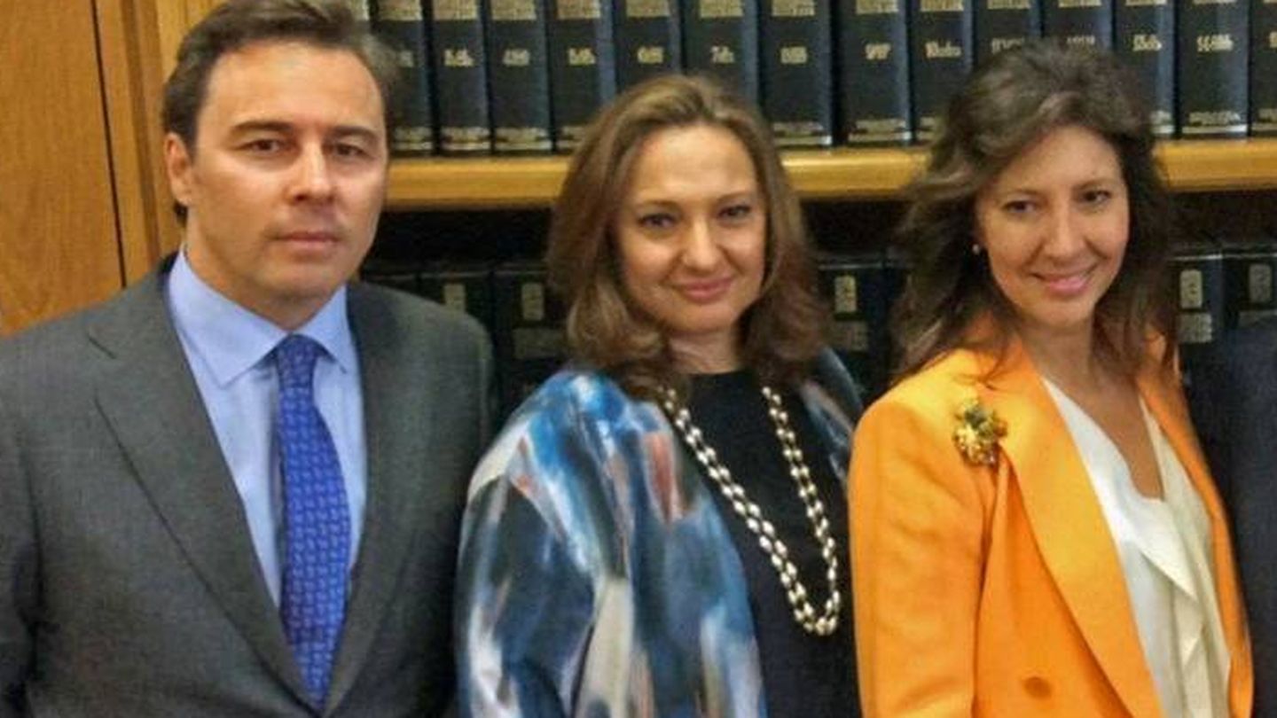 Dimas Gimeno y las hijas de Isidoro Álvarez, Marta (2i) y Cristina. (Fundación Ramón Areces)