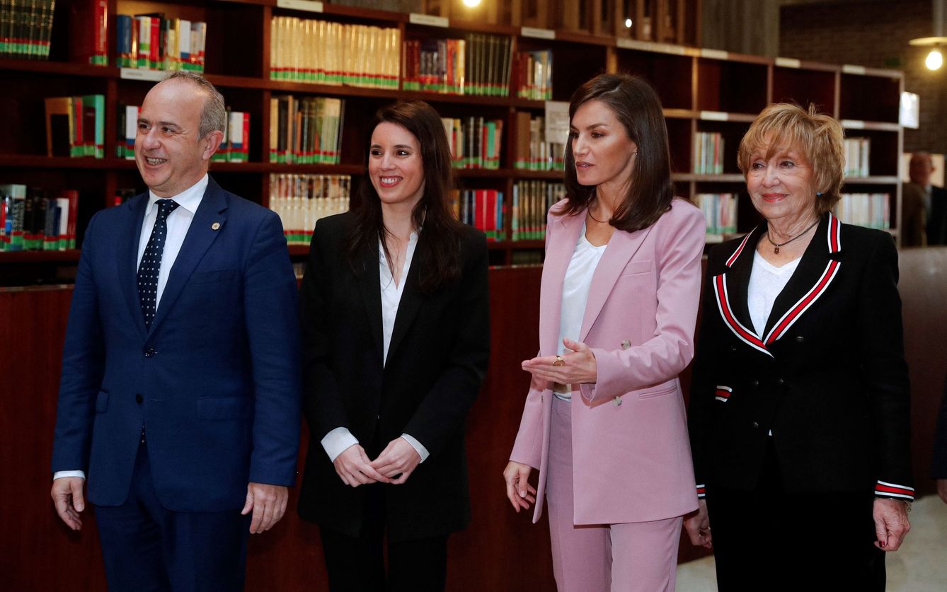 La reina Letizia, junto con Irene Montero, el rector de la UNED, Ricardo Mairal Usón, y la presidenta de Apramp, Rocío Nieto. (EFE)