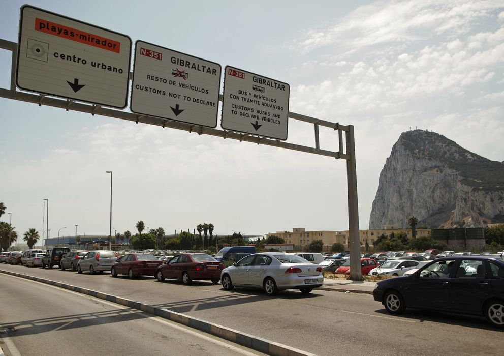 Foto: Vehículos que esperan para entrar en Gibraltar desde la Línea de la Concepción. (Efe)