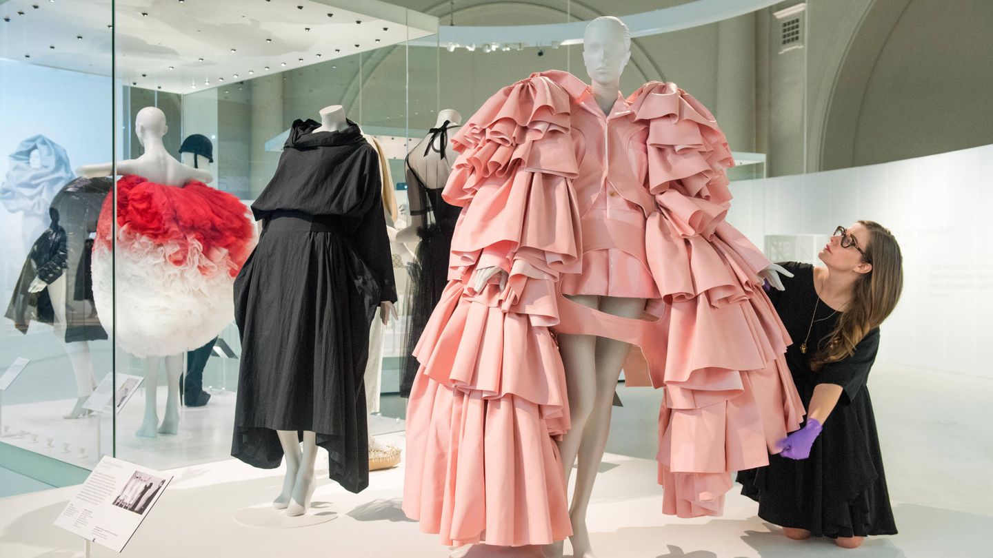 La exposición 'Balenciaga: Shaping Fashion'. (Getty)