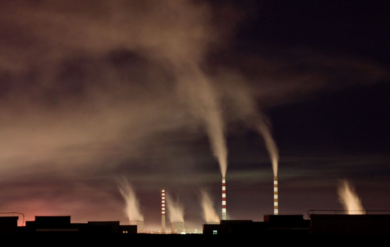 Chimeneas de una planta de energía de carbón, en Changchun, China, poco antes de su cierre en 2010. (EFE)