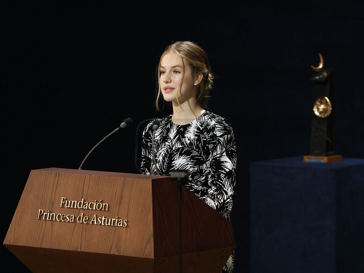 Foto: La princesa Leonor pronuncia unas palabras durante la ceremonia de entrega de la 42 edición de los Premios Princesa de Asturias. (EFE/Ballesteros)
