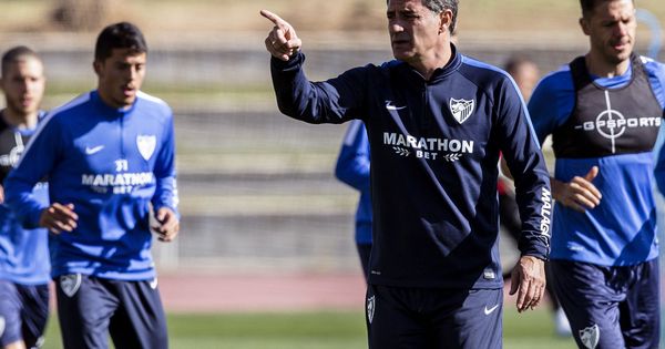 Foto: Míchel dirige su primer entrenamiento del Málaga. (EFE)