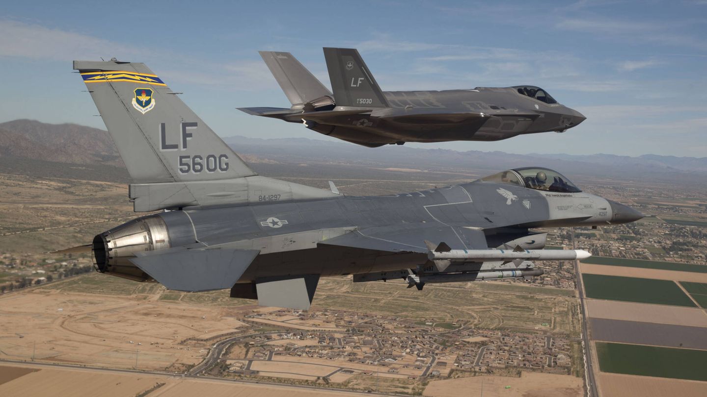 F-16 y F-35 de la Base de Nellis en vuelo. (USAF)