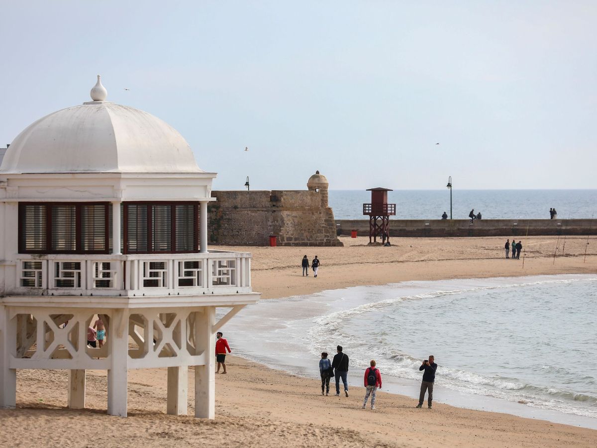 Foto: Imagen de la playa de La Caleta de Cádiz. (EFE)
