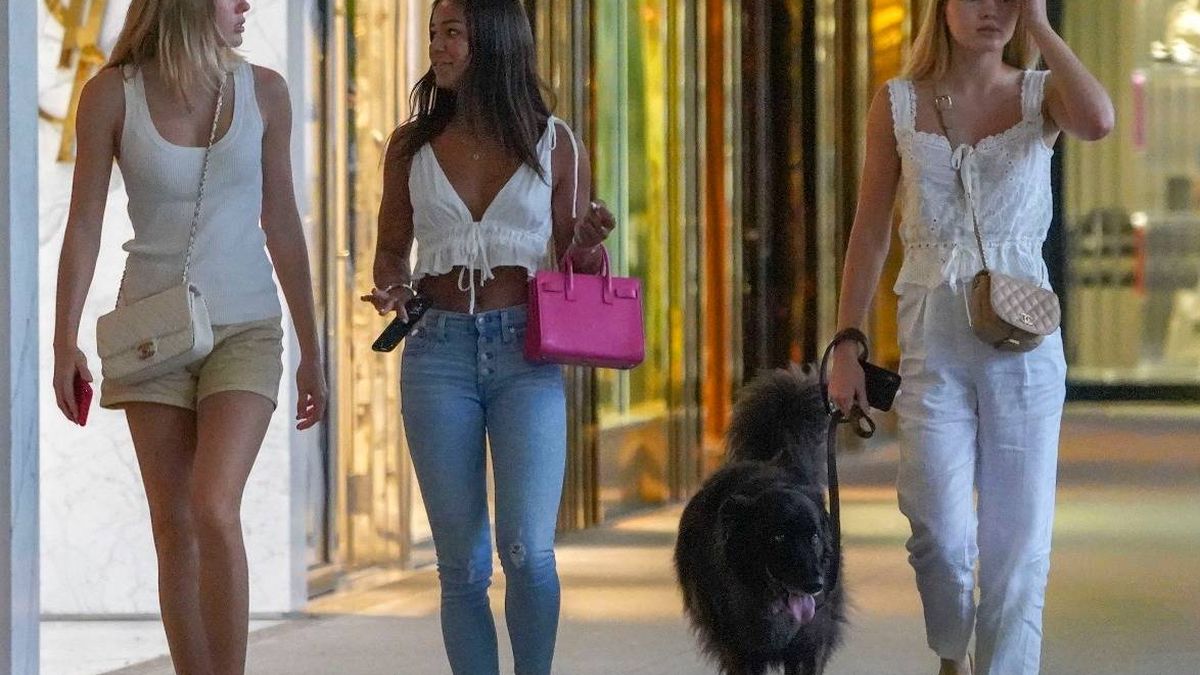 Las hijas de Julio Iglesias derrochan estilo casual con dos bolsazos de Chanel